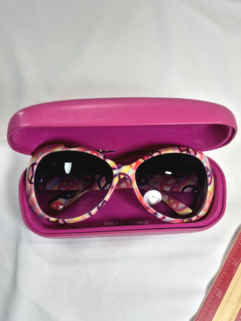 Italy Design Retro Peace Sign Sunglasses & Candie's Pink Case Bundle Y2K Hippy